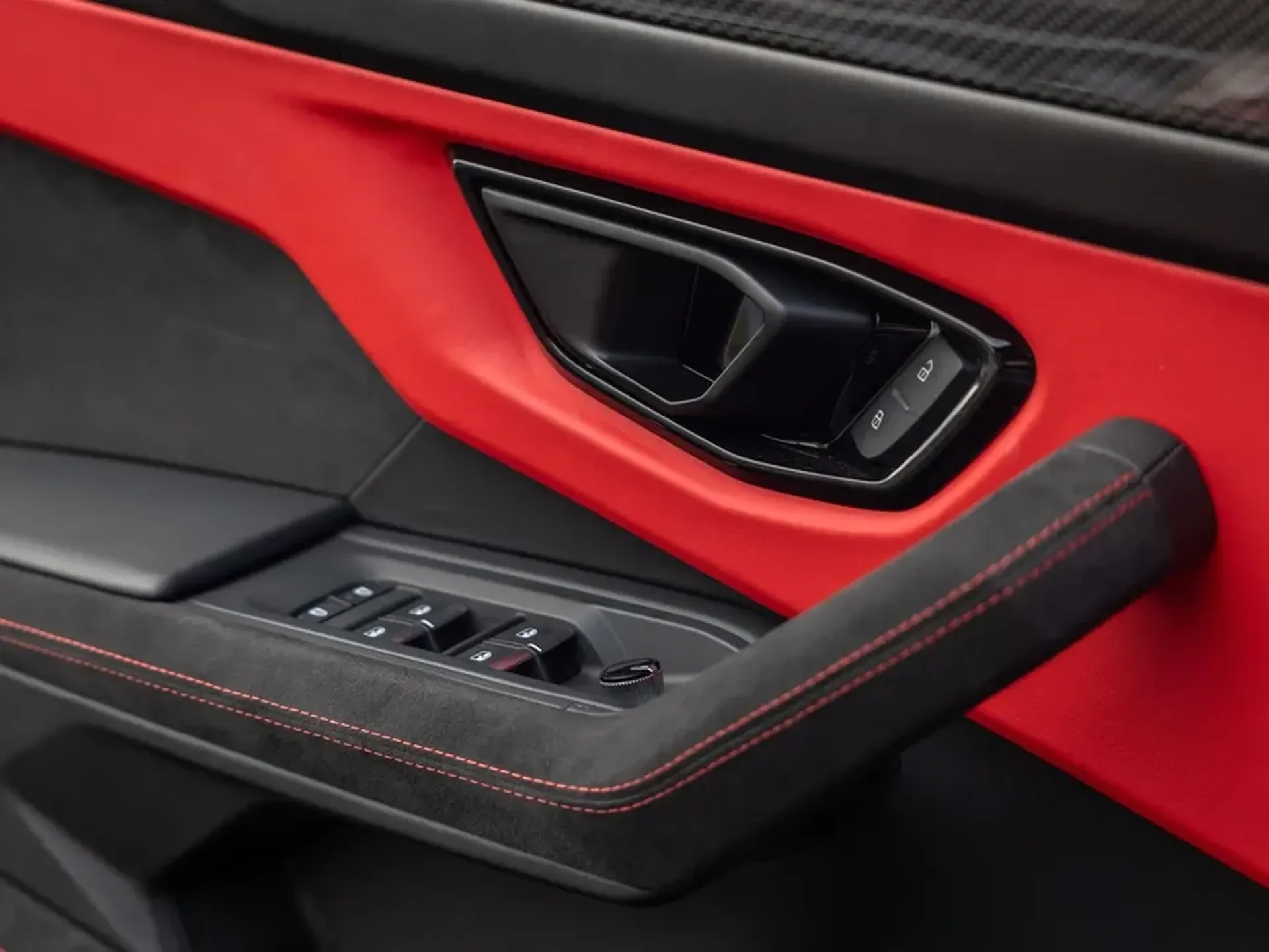 Lamborghini Urus 2025 Essence 666 ch