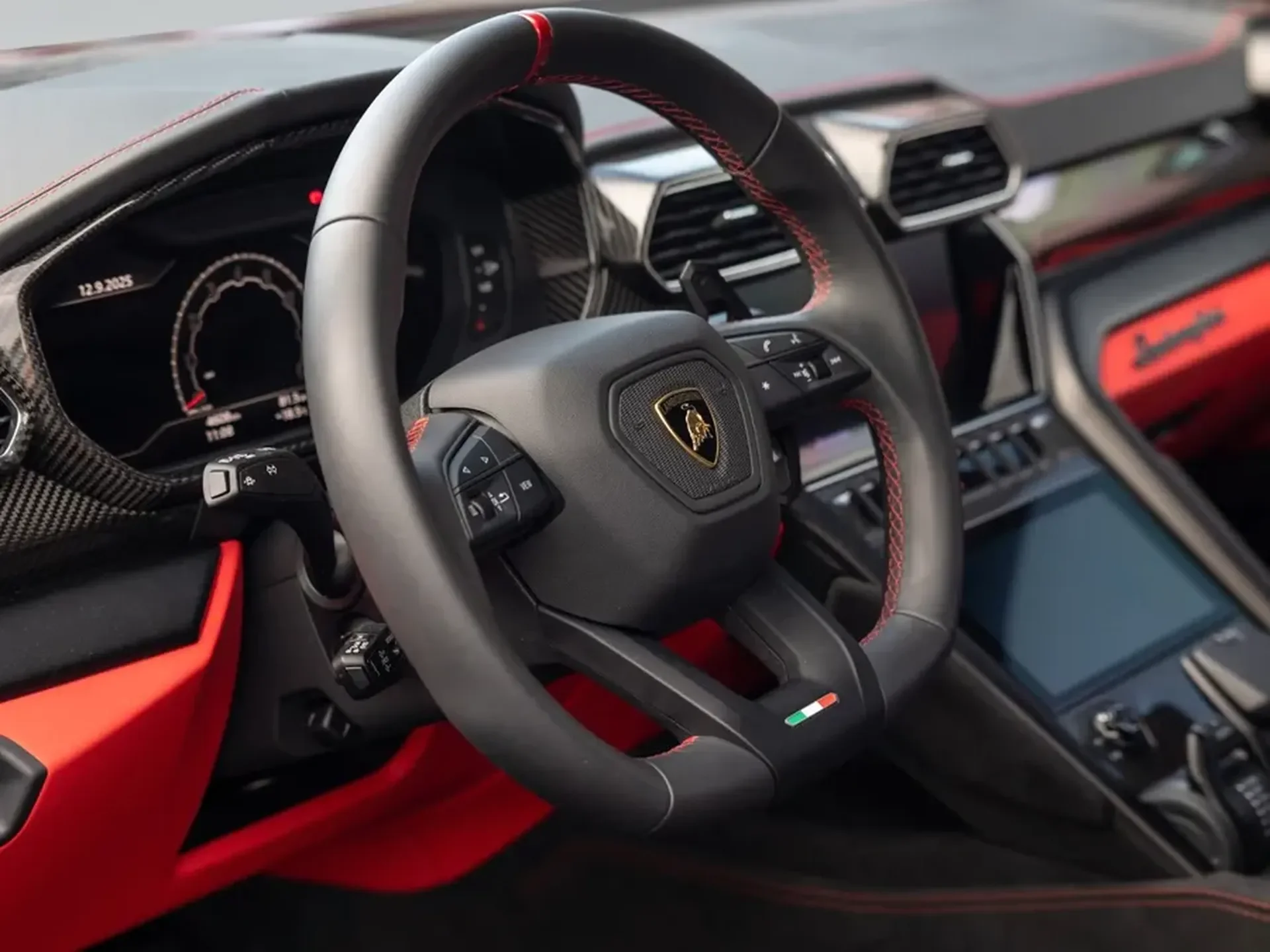 Lamborghini Urus 2025 Essence 666 ch